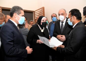 وزيرة الصناعةومحافظ الغربية يسلمون عقود الوحدات الصناعية بالمجمع الصناعي بالمحلة الكبرى