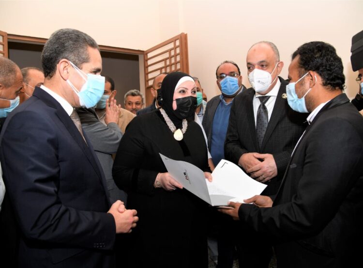 وزيرة الصناعةومحافظ الغربية يسلمون عقود الوحدات الصناعية بالمجمع الصناعي بالمحلة الكبرى 1 وزيرة الصناعةومحافظ الغربية يسلمون عقود الوحدات الصناعية بالمجمع الصناعي بالمحلة الكبرى