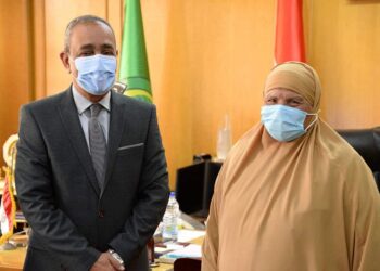 محافظ الإسماعيلية يستقبل الأم المثالية  الأولى على مستوى الجمهورية لعام 2021