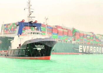 وحدات الإنقاذ بهيئة قناة السويس تواصل جهودها لإنقاذ وتعويم سفينة الحاويات البنمية العملاقة EVER GIVEN بواسطة ٨ قاطرات عملاقة