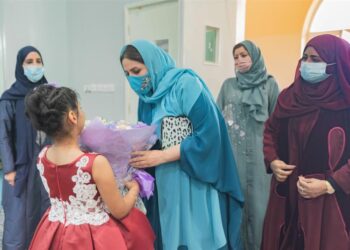 بمناسبة عيد الأم .. حَرَم سلطان عُمان تزور مركزاً للأطفال الأيتام