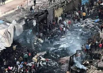 محافظ الشرقية يتوجه لمعاينة حريق الأكشاك للوقوف على ملابسات الحادث