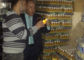 وكيل وزارة التموين بالغربية يقود حملة بطنطا ويضبط ٥٢٠٠ لتر عصائر منتهية الصلاحية