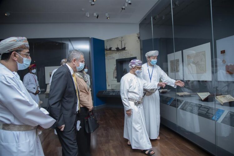 سلطنة عُمان تستعيد تاريخ أمجادها البحرية بتدشين مخطوطة نادرة لـ "أسد البحار" 1 سلطنة عُمان تستعيد تاريخ أمجادها البحرية بتدشين مخطوطة نادرة لـ “أسد البحار”