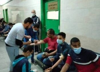 توافد الأهالي علي مستشفي سوهاج الجامعي للتبرع بالدم لمصابي حادث اصطدام قطاري طهطا