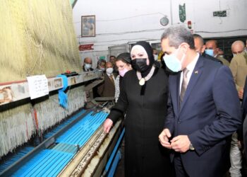 وزيرة الصناعة ومحافظ الغربية يسلمون عقود الوحدات الصناعية بالمجمع الصناعي بالمحلة الكبري