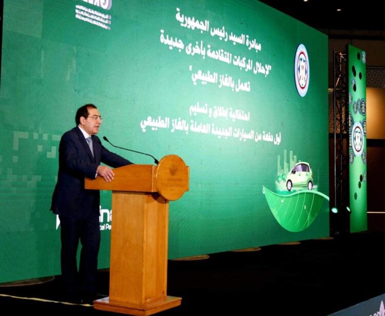 وزير البترول : خلال ٣ سنوات سيكون هناك قرابة مليون سيارة تعمل بالغاز