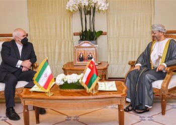 وزير خارجية إيران يغادر عُمان بعد زيارة استغرقت يومين .. ويؤكد: جهود السلطنة في تقريب وجهات النظر انعكس إيجاباً على قضايا المنطقة