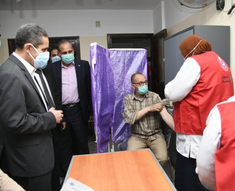 محافظ الغربية يشهد انطلاق فعاليات مبادرة "اللقاح أمان " لتطعيم العاملين ضد كورونا. 1 محافظ الغربية يشهد انطلاق فعاليات مبادرة “اللقاح أمان ” لتطعيم العاملين ضد كورونا.