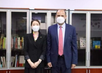 السفير المصري بسول يلتقي مع المتحدثة الرسمية للحزب الديمقراطي الحاكم الكوري ونائبة زعيم الأغلبية بالبرلمان الكوري