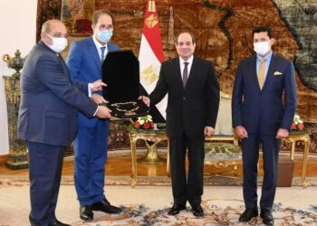 رئيس اللجنة الأولمبية الأفريقية يقلد الرئيس السيسي وسام الإستحقاق الخاص باللجنة الأولمبية الأفريقية والذي يُعد أحد أرفع الأوسمة الرياضية في القارة الأفريقية