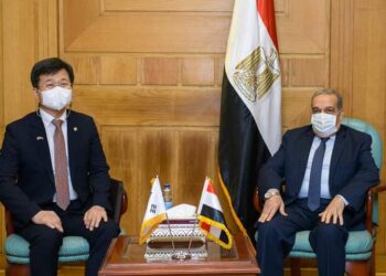وزير الإنتاج الحربي المصري ” يناقش مع ” وزير برنامج إدارة المشتريات الدفاعية بكوريا الجنوبية ” سبل تعزيز التعاون المشترك