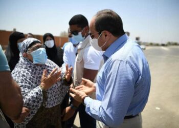 الرئيس عبد الفتاح السيسي يتفقد أعمال تطوير عدد من المحاور والطرق الجديدة بمنطقة شرق القاهرة ويتوقف لسؤال المواطنين عن أحوالهم المعيشية