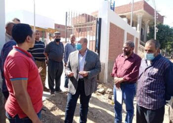 جولة ميدانية لنائب محافظ الجيزة بالحوامدية .. النائب يتفقد مشروع محطة رفع الصرف الصحي بالشيخ عتمان وعبارة الركاب