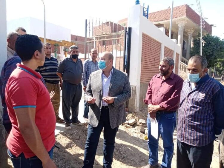 جولة ميدانية لنائب محافظ الجيزة بالحوامدية .. النائب يتفقد مشروع محطة رفع الصرف الصحي بالشيخ عتمان وعبارة الركاب