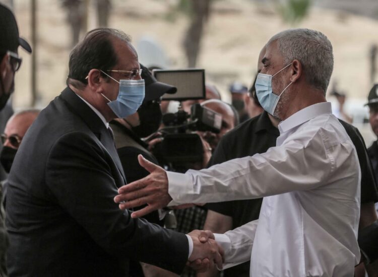 بالصور .. قائد حركة حماس بغزة يستقبل  اللواء عباس كامل رئيس جهاز المخابرات العامة المصرية