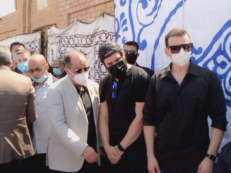بالصور .. ألاف المصريين فى جنازة الفنان سمير غانم 1 بالصور .. ألاف المصريين فى جنازة الفنان سمير غانم