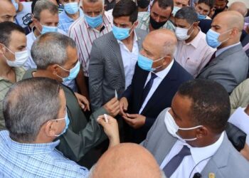 وزير النقل  في جولة مفاجئة  بمحطة مصر للسكك الحديدية في الثامنة صباحا