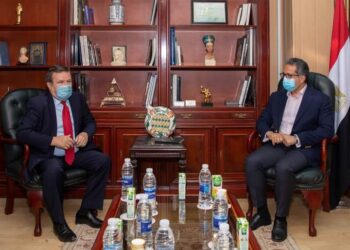 سفير أوكرانيا بالقاهرة يشيد بالجهود التي تبذلها الدولة المصرية لدعم القطاع السياحي وتطعيم العاملين بالقطاع بالأمصال المضادة لفيروس كورونا