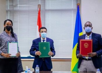 السفير المصري في كيجالي يوقع على مذكرة تفاهم لإنشاء “مركز مجدي يعقوب رواندا – مصر لجراحات القلب”