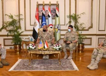 الفريق أول محمد زكى القائد العام للقوات المسلحة وزير الدفاع والإنتاج الحربى يلتقى قائد القيادة المركزية الأمريكية