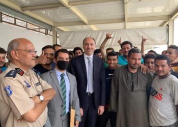 رئيس البعثة الدبلوماسية المصرية في طرابلس : إطلاق سراح ٩٠ مواطنًا مصريًا كانوا محتجزين في مقر الهجرة غير الشرعية بطرابلس