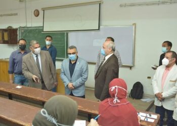 رئيس جامعة الفيوم يتابع الإمتحانات بكلية العلوم ودار العلوم والجامعة المصرية للتعليم الإلكتروني الأهلية