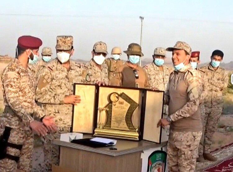 نظير جهوده الإعلامية المتميزة قيادات عسكرية من الجانبين اليمني والسعودي تكرم الإعلامي سمير السروري 1 نظير جهوده الإعلامية المتميزة قيادات عسكرية من الجانبين اليمني والسعودي تكرم الإعلامي سمير السروري