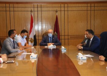 رئيس جامعة الفيوم يسلم منحة التفوق للفائزين ببرنامج المنح الدراسية لمرحلتي الماجستير والدكتوراه