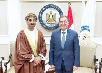 السفير العُماني بالقاهرة يبحث مع وزير البترول دعم التعاون والإستثمار في مجال الطاقة والنفط