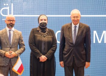 وزيرة التجارة والصناعة تشهد توقيع اتفاقية بين اقتصادية قناة السويس ومنطقة كاتوفيتسا البولندية لإنشاء منطقة صناعية بولندية في مصر نيفين جامع: المنطقة تعد خطوة هامة لدعم وتنمية العلاقات الاقتصادية بين مصر وبولندا لمستويات متميزة دور كبير للمنطقة فى فتح أفاق جديدة للتجارة البينية والاستثمارات المشتركة بين البلدين المنطقة تسهم فى نقل الخبرات الصناعية البولندية الكبيرة للصناعة الوطنية في مجالات تكنولوجيا المعلومات والآلات والمعدات والنقل والمواصلات 7 وزيرة التجارة والصناعة تشهد توقيع اتفاقية بين اقتصادية قناة السويس ومنطقة كاتوفيتسا البولندية لإنشاء منطقة صناعية بولندية في مصر  نيفين جامع: المنطقة  تعد خطوة هامة لدعم وتنمية العلاقات الاقتصادية بين مصر وبولندا لمستويات متميزة  دور كبير للمنطقة فى فتح أفاق جديدة للتجارة البينية والاستثمارات المشتركة بين البلدين  المنطقة تسهم فى نقل الخبرات الصناعية البولندية الكبيرة للصناعة الوطنية  في مجالات تكنولوجيا المعلومات والآلات والمعدات والنقل والمواصلات
