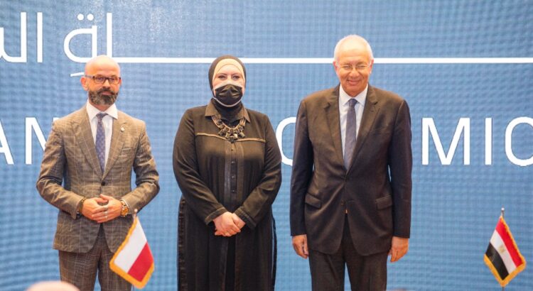 وزيرة التجارة والصناعة تشهد توقيع اتفاقية بين اقتصادية قناة السويس ومنطقة كاتوفيتسا البولندية لإنشاء منطقة صناعية بولندية في مصر  نيفين جامع: المنطقة  تعد خطوة هامة لدعم وتنمية العلاقات الاقتصادية بين مصر وبولندا لمستويات متميزة  دور كبير للمنطقة فى فتح أفاق جديدة للتجارة البينية والاستثمارات المشتركة بين البلدين  المنطقة تسهم فى نقل الخبرات الصناعية البولندية الكبيرة للصناعة الوطنية  في مجالات تكنولوجيا المعلومات والآلات والمعدات والنقل والمواصلات