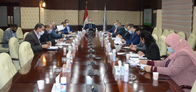 وزير الإسكان يبحث مع ممثلى جهات الدولة المختلفة سبل تعظيم الاستفادة من أراضى الدولة.. واستغلالها بالشكل الأمثل