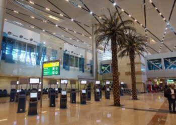 بدأ العمل بالضوابط الجديدة التي أعلنتها سلطات الحجر الصحي بمطار القاهرة الدولي