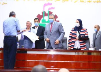 وزراء القوى العاملة والبيئة والتضامن يسلمون  30 مدربا شهادات اتمام التدريب علي مهنة  التبريد والتكييف