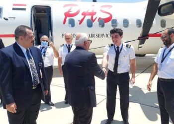 محافظ بورسعيد يستقبل أول رحلة قادمة من القاهرة بمطار بورسعيد