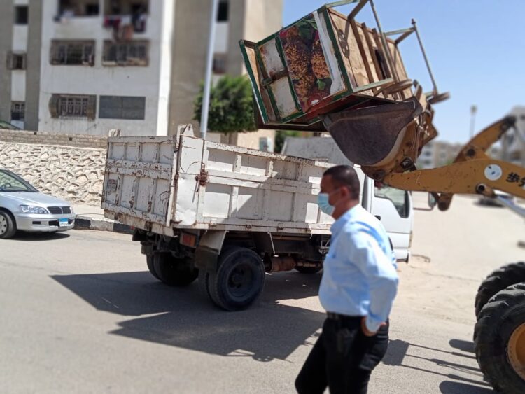 رئيس جهاز الشروق: شن حملة مكبرة لرفع وإزالة الإشغالات بالمجمعات التجارية..وتحرير 20 محضر مخالفة بالتعاون مع الشرطة