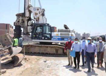 الفريق كامل الوزير  وزير النقل : إزالة كافة التعديات على حرم خط السكة الحديد العباسية طرة