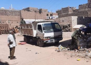 بالصور …رفع تركمات وأتربة ومخلفات صلبة من شوراع إسنا