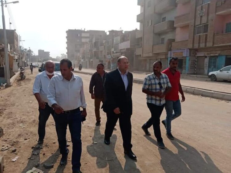 نائب محافظ الجيزة يتفقد مشروعات الرصف والتطوير  بالبدرشين ويوجه بانجاز أعمال الرصف وفقا لمعايير الجودة ومراعاة المواصفات والأشتراطات الفنية في عمليات الرصف