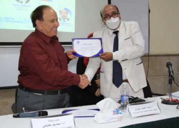 د . صديق عفيفى يكرم المتميزين فى معهد طيبة العالى  للهندسة .