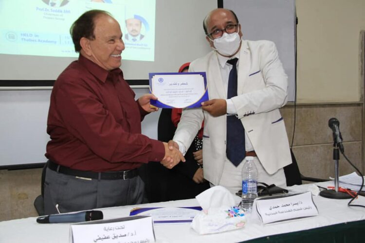 د . صديق عفيفى يكرم المتميزين فى معهد طيبة العالى للهندسة . 1 د . صديق عفيفى يكرم المتميزين فى معهد طيبة العالى  للهندسة .