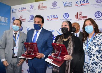 أكاديمية طيبة تهدى درع الأكاديمية لعبد الغفار وجامع .