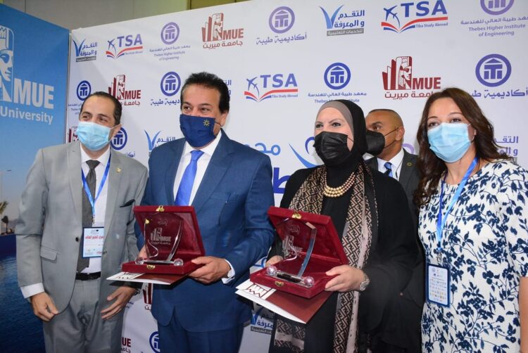 أكاديمية طيبة تهدى درع الأكاديمية لعبد الغفار وجامع .