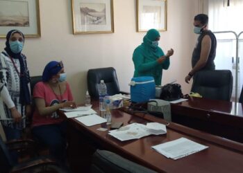 وزارة الصحه تقوم بتطعيم جميع العاملين فى مدارس  طيبة المتكاملة بلقاح إسترازينكا .