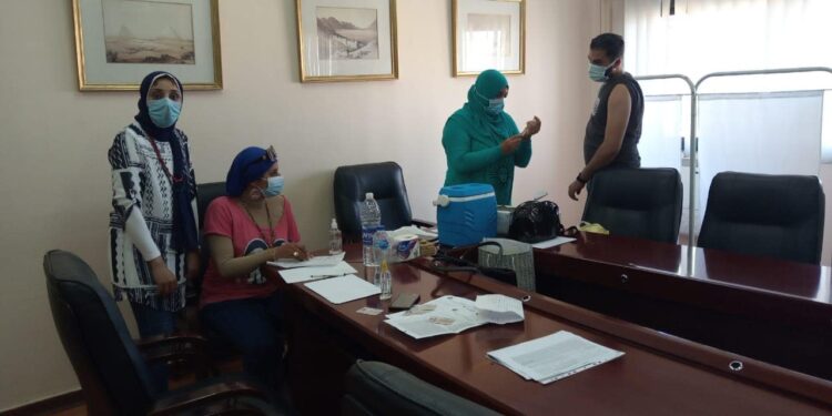 وزارة الصحه تقوم بتطعيم جميع العاملين فى مدارس طيبة المتكاملة بلقاح إسترازينكا . 1 وزارة الصحه تقوم بتطعيم جميع العاملين فى مدارس  طيبة المتكاملة بلقاح إسترازينكا .