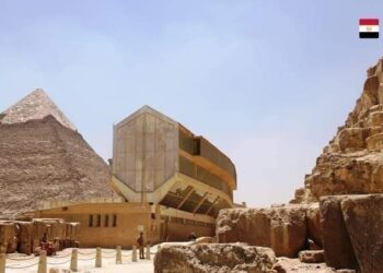 الإحتفال بنقل مركب الملك خوفو (مركب الشمس) من المنطقة الأثرية بالأهرامات الى المتحف المصرى الكبير