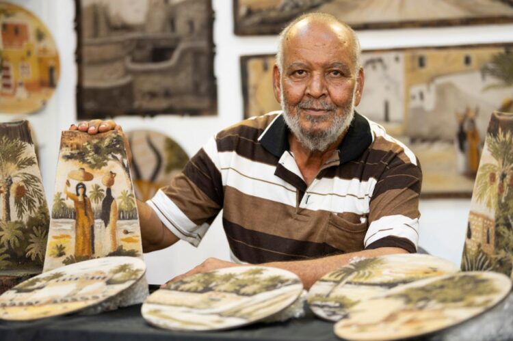 لوحات مجسمة لحياة الوادى الجديد” برمال الواحة الملونة يرسم”الفنان وهبة” يوميات أهلها