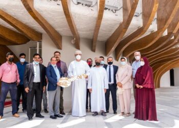سلطنة عمان تتسلم جناحها في”إكسبو 2020″رسميا والتصميم العالمي مستوحي من شجرة”اللبان”