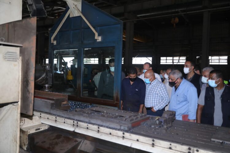 وزير النقل في جولة تفقدية بورش العباسية للسكك الحديدية المتخصصة في إنتاج مفاتيح السكك والتحاويل اللازمة لأعمال تجديد وصيانة خطوط السكك الحديدية ومترو الأنفاق وبعض مهمات الوحدات المتحركة 1 وزير النقل في جولة تفقدية بورش العباسية للسكك الحديدية المتخصصة في إنتاج مفاتيح السكك والتحاويل اللازمة لأعمال تجديد وصيانة خطوط السكك الحديدية ومترو الأنفاق وبعض مهمات الوحدات المتحركة